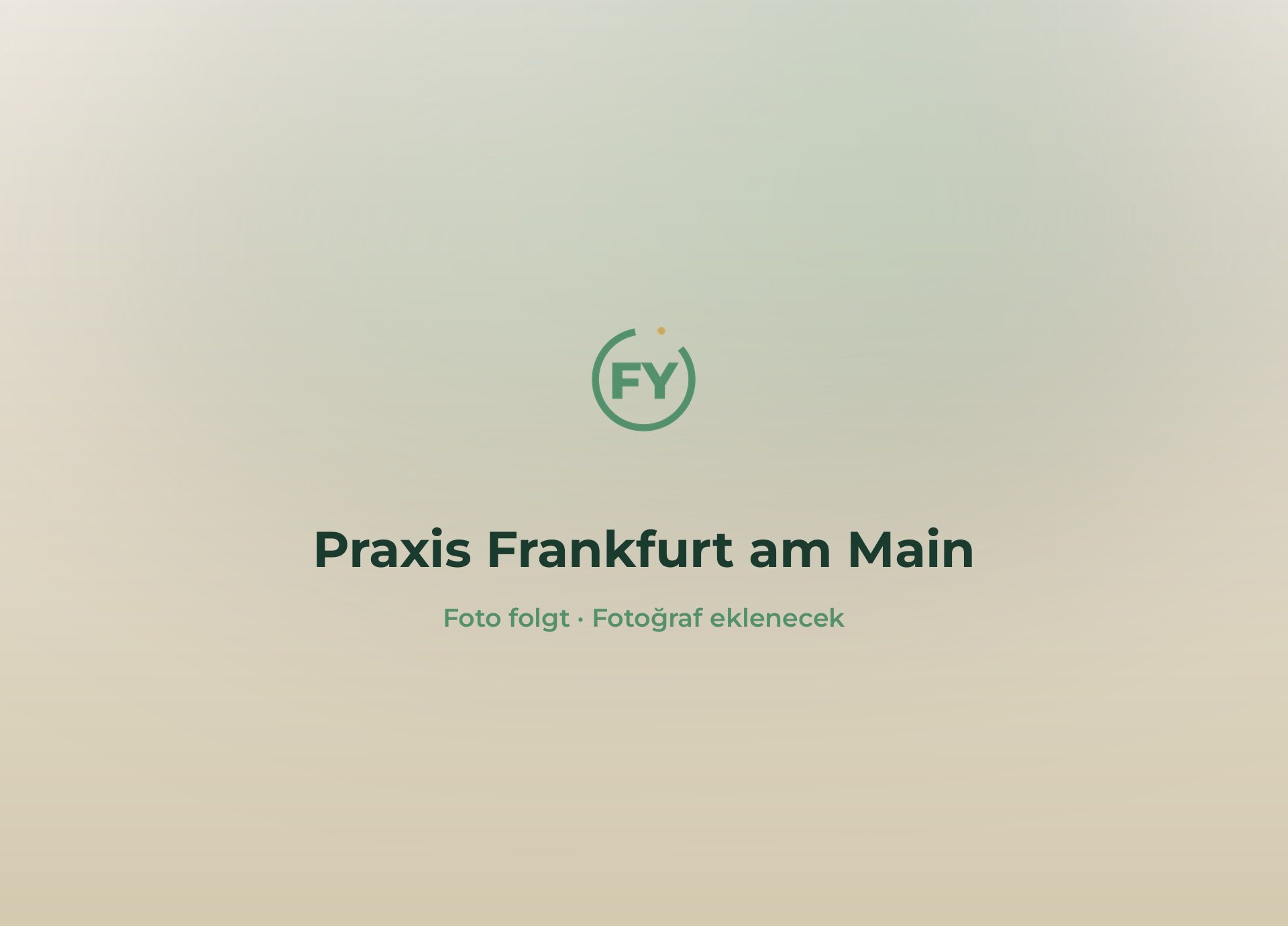 Frankfurt am Main'deki kliniğimiz — resepsiyon, minimalist ve sıcak bekleme alanı